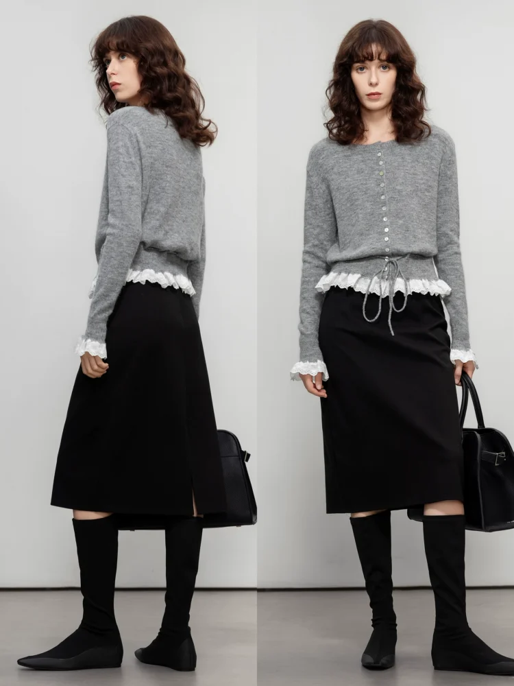 A soft and soft knitted sweater with a round-neck tie