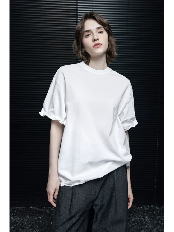 A loose white short-sleeved T-shirt top for women