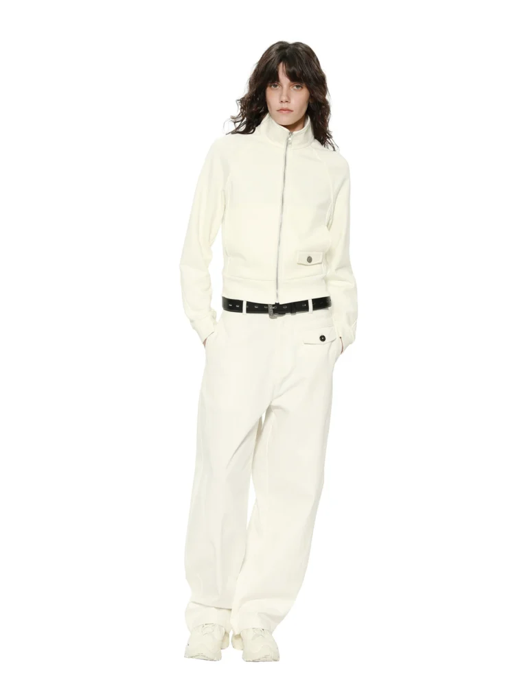 The short autumn casual coat is slimming