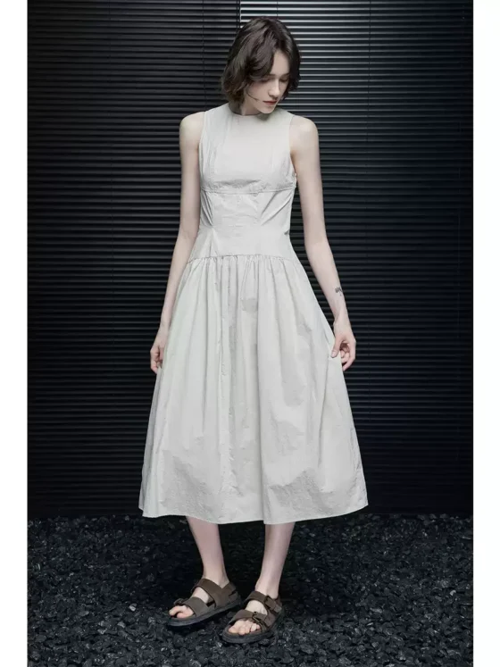 A slimming sleeveless mid-length dress for women