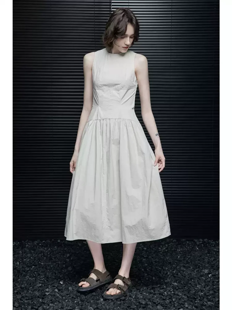 A slimming sleeveless mid-length dress for women