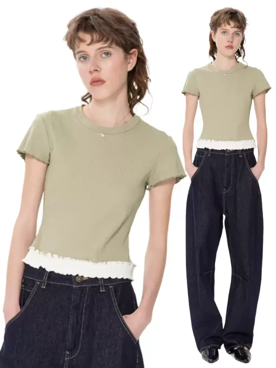 Fitted and shoulder-fitting short-sleeved T-shirt