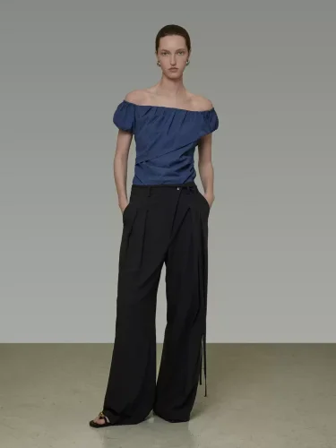 Asymmetrical one-shoulder short-sleeved shirt