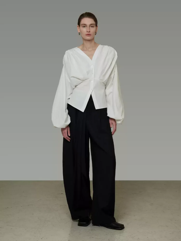 V-neck shirt with a cinched-waist silhouette