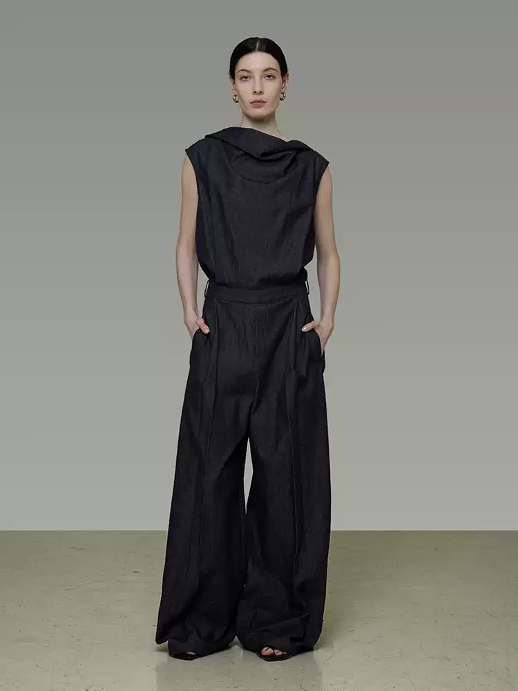 The laid-back and relaxed jumpsuit for women is loose