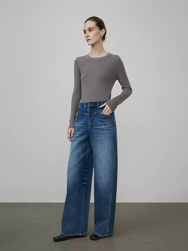 Wide-leg jeans are loose and versatile
