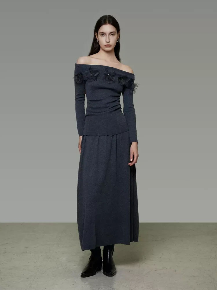 A two-piece set of one-shoulder stitched knitted dress