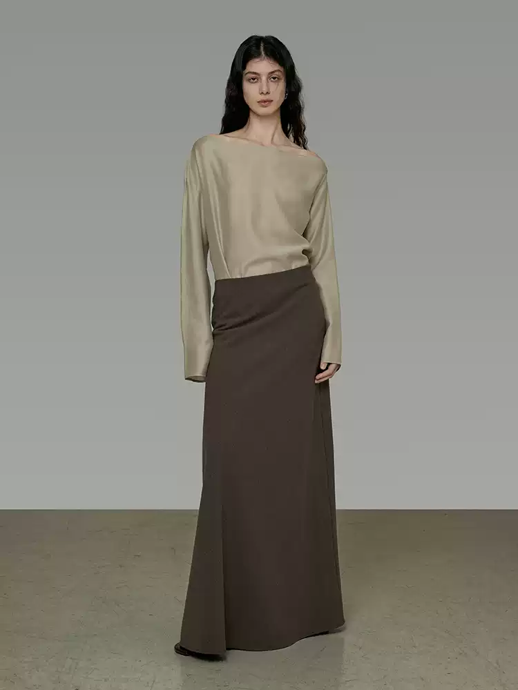 Simple and three-dimensional diagonal cut skirt
