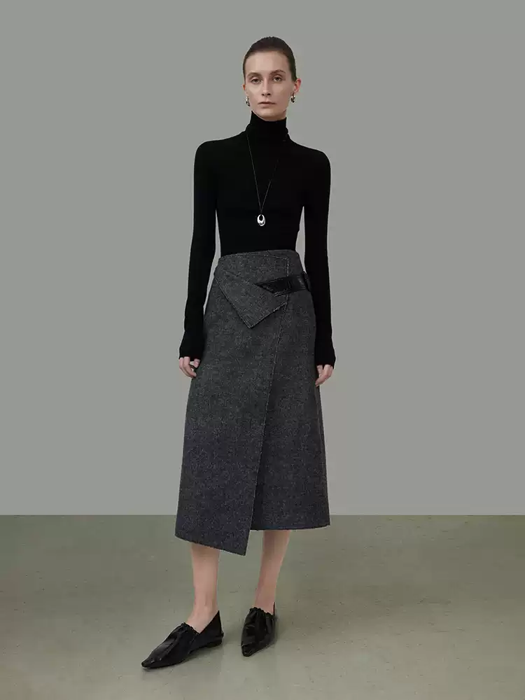 Irregular-structured skirt with pieces