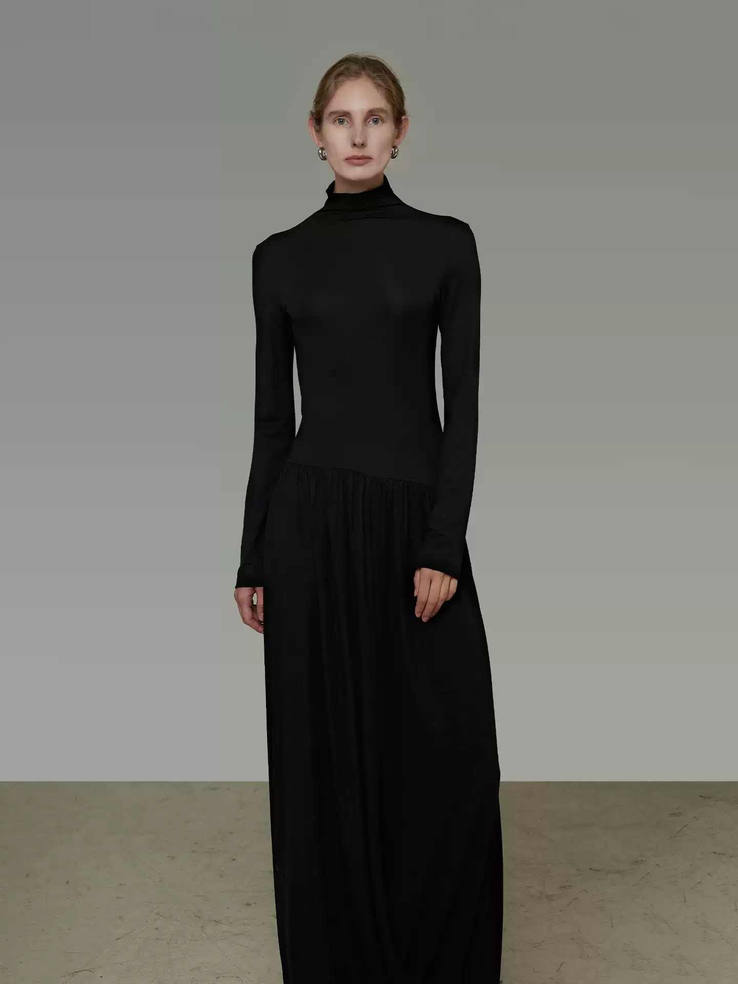 Elegant and form-fitting high-neck design dress