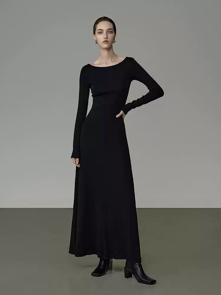The large round-neck knitted dress is form-fitting