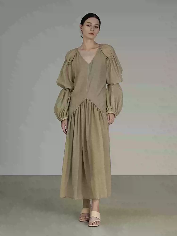 A V-neck, pleated and elegant dress with lotus root sleeves