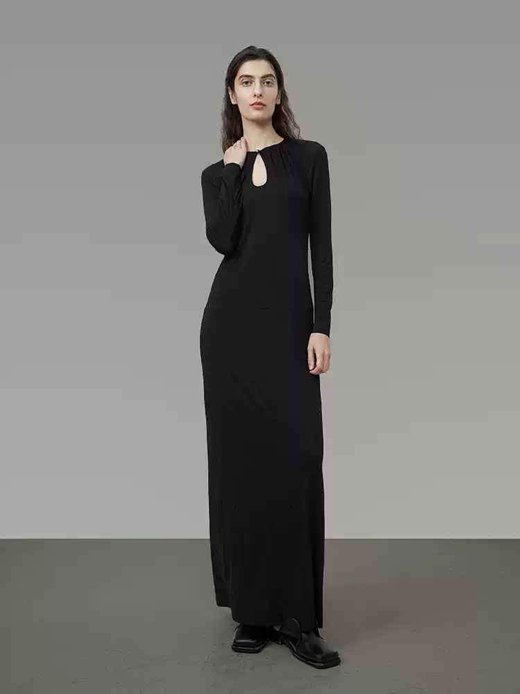 Long-sleeved dress with a teardrop-shaped cutout collar