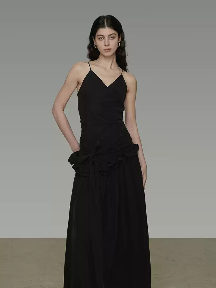 A niche V-neck halter dress with a unique design sense