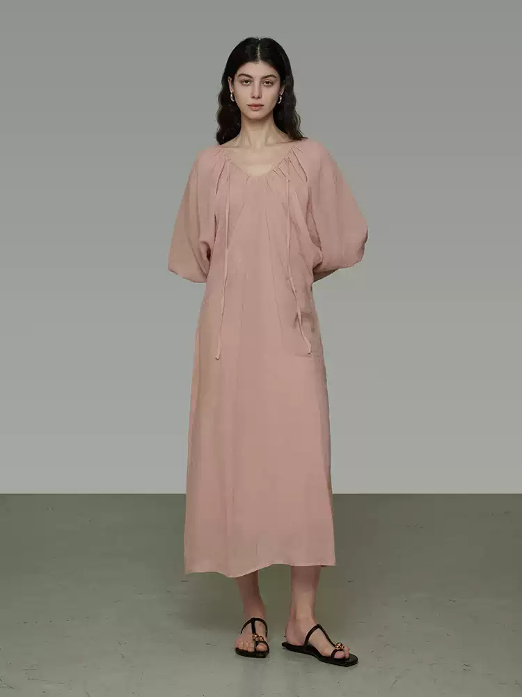 A laid-back and relaxed V-neck long dress with lantern sleeves