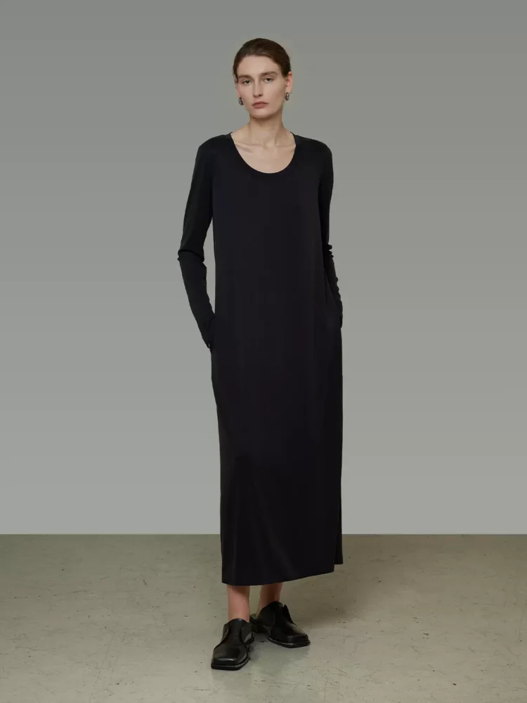 A classic round-neck loose dress for women