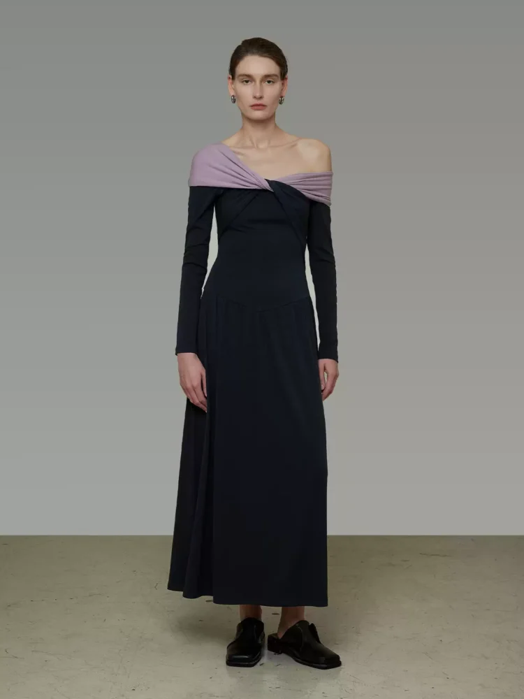 A contrasting color off-the-shoulder knitted dress for women