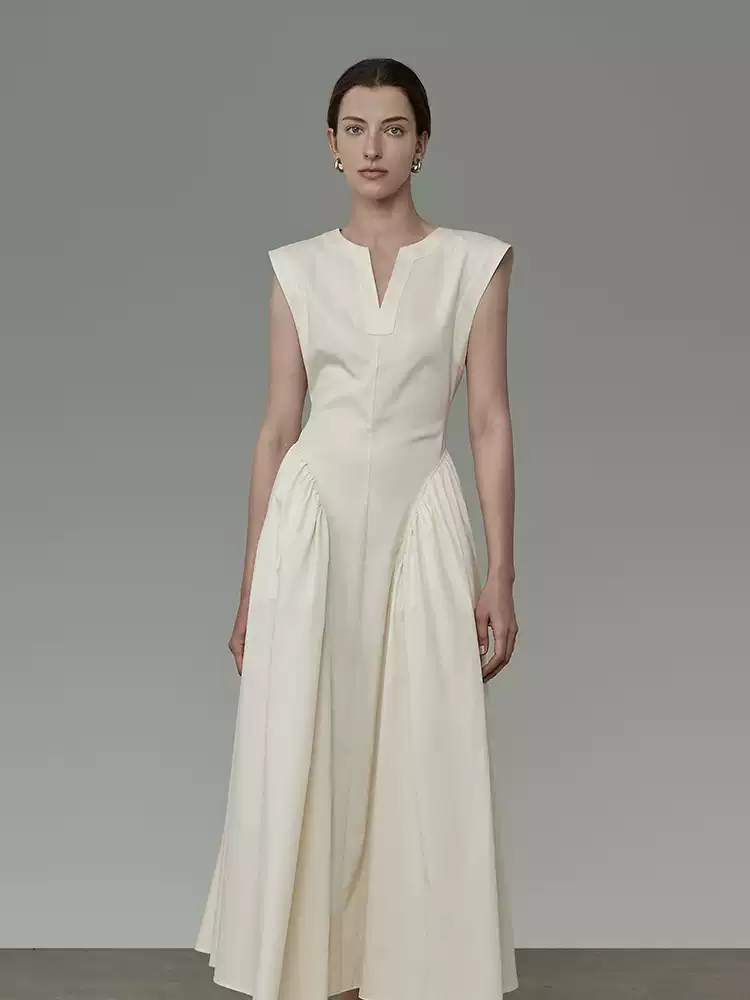 A sleeveless, cinched waist, niche and high-end dress