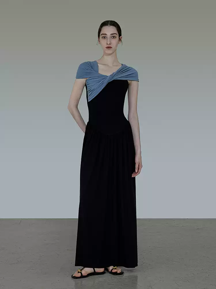 Two pairs of knitted dresses with niche designs