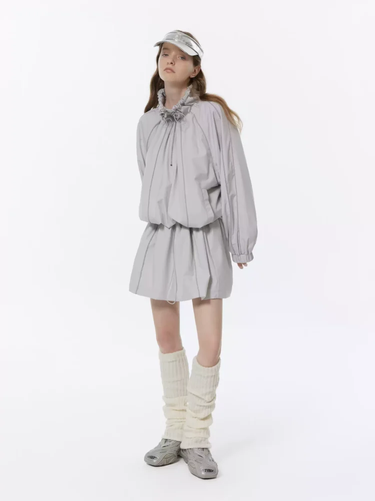 A niche drawstring waist-cinching short skirt