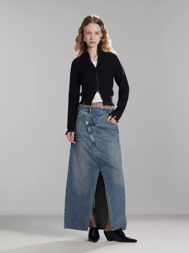 A niche A-line skirt with a slanted front