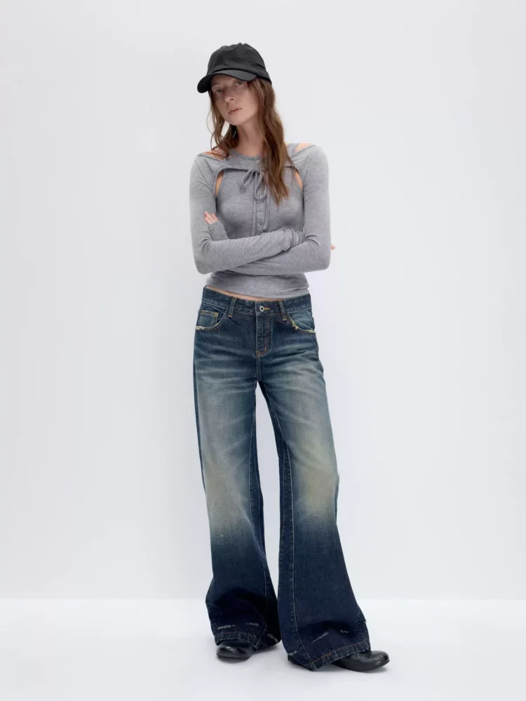 Narrow-cut, low-waisted, loose straight-leg ripped jeans