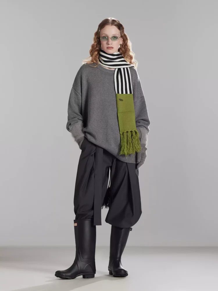 A laid-back grey cashmere sweater for a woman