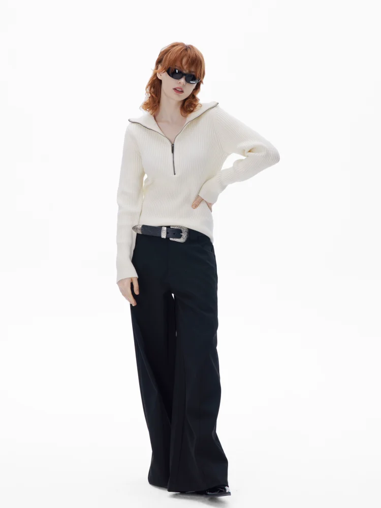 A high-end, form-fitting, large-collar knitted top