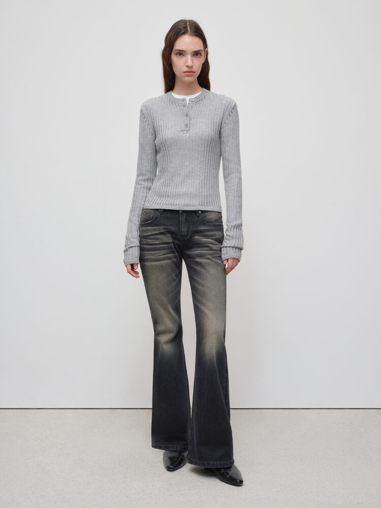 Low-rise flared jeans with contrasting silhouettes