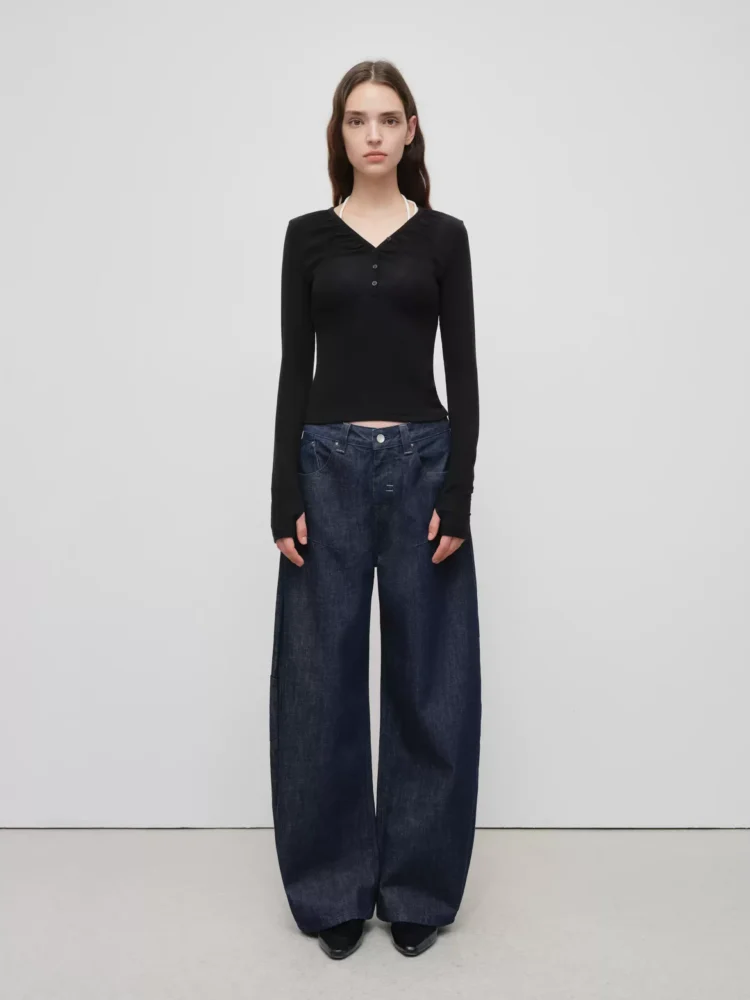 Pleated design curved knife jeans for women