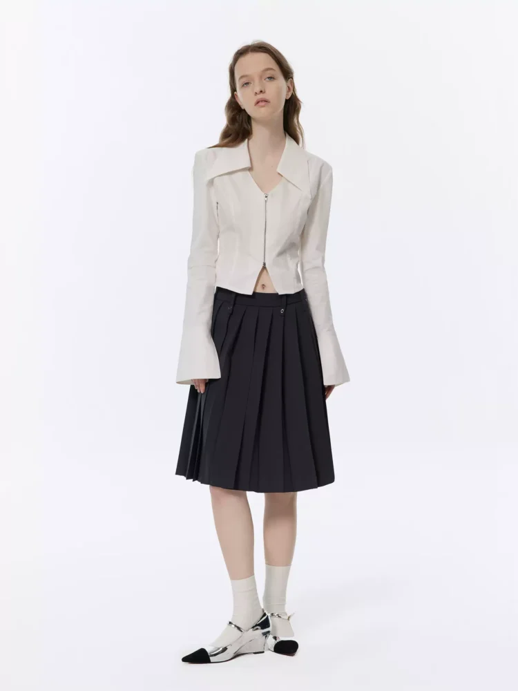 A slimming and waist-cinching zippered shirt for women