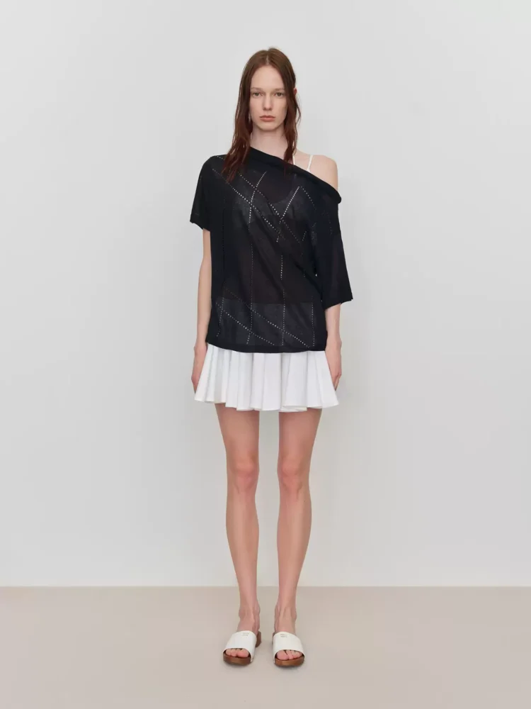 Wear T-shirts with irregular collars frequently