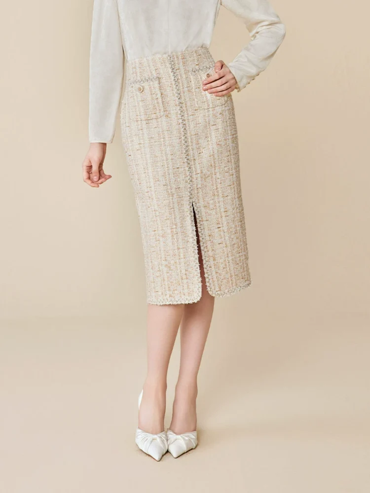 The Chanel-style slit skirt wraps around the buttocks