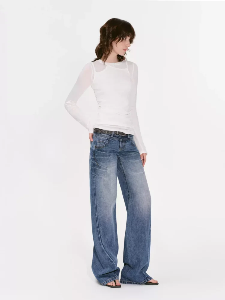 A pair of thin autumn T-shirts for women can be layered