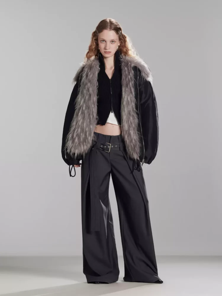 A woman with a sense of micro-light overcoming