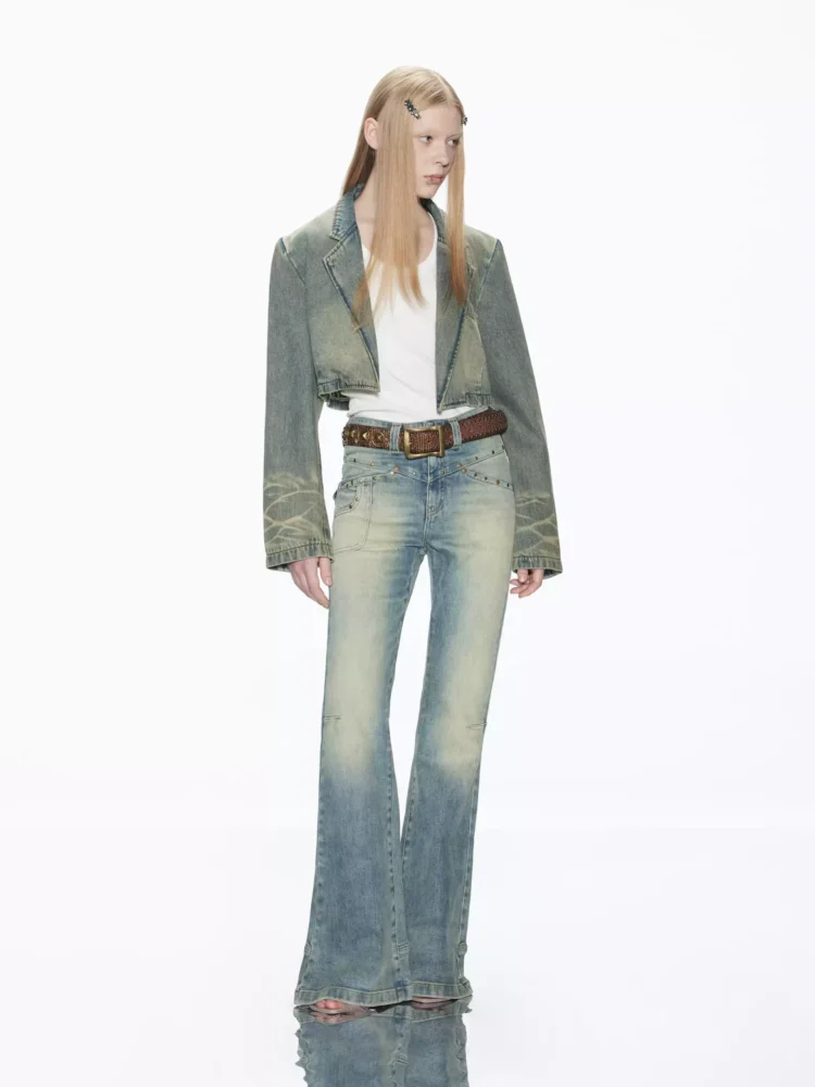 A short denim set with a large lapel and cat whiskers