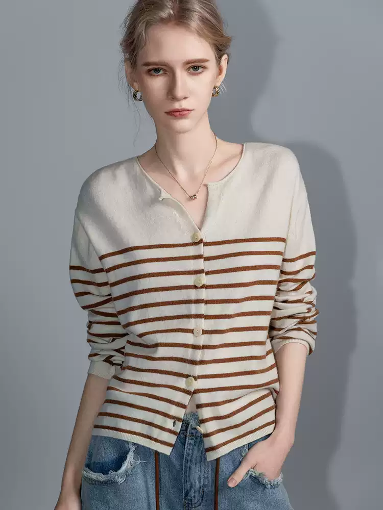 A fashionable striped thin commuter knitted cardigan
