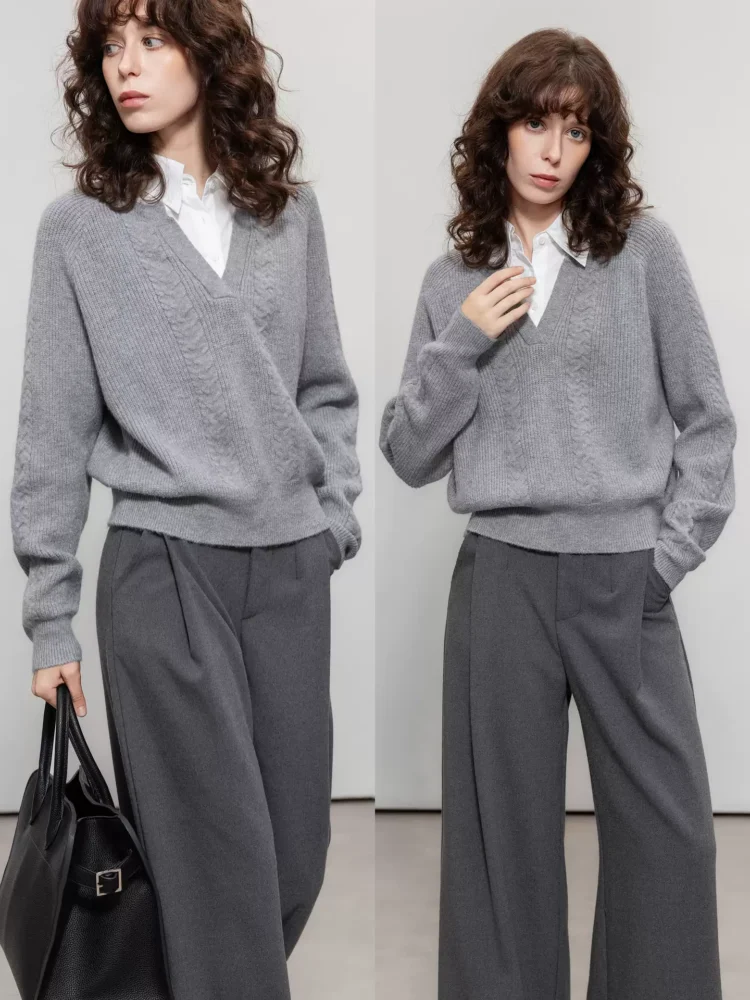 A collared knitted sweater with contrasting colors