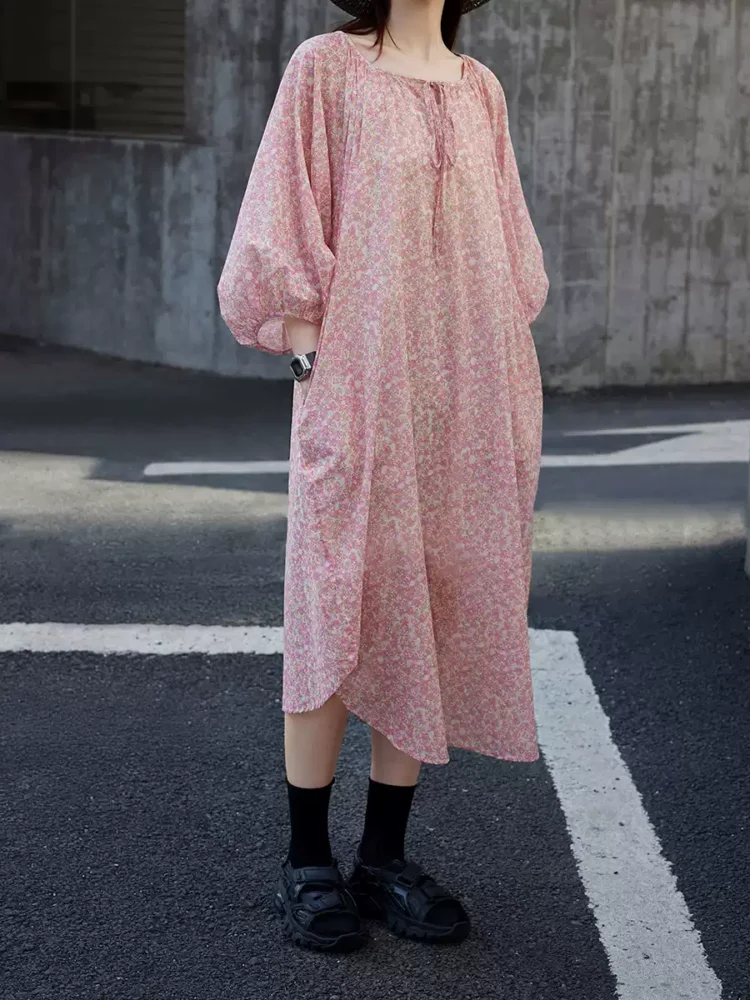 A slimming and high-end mid-sleeved floral dress