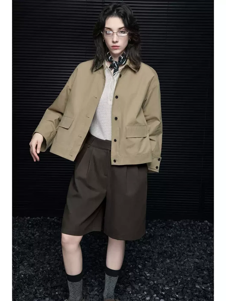 A loose and casual short coat for women in autumn