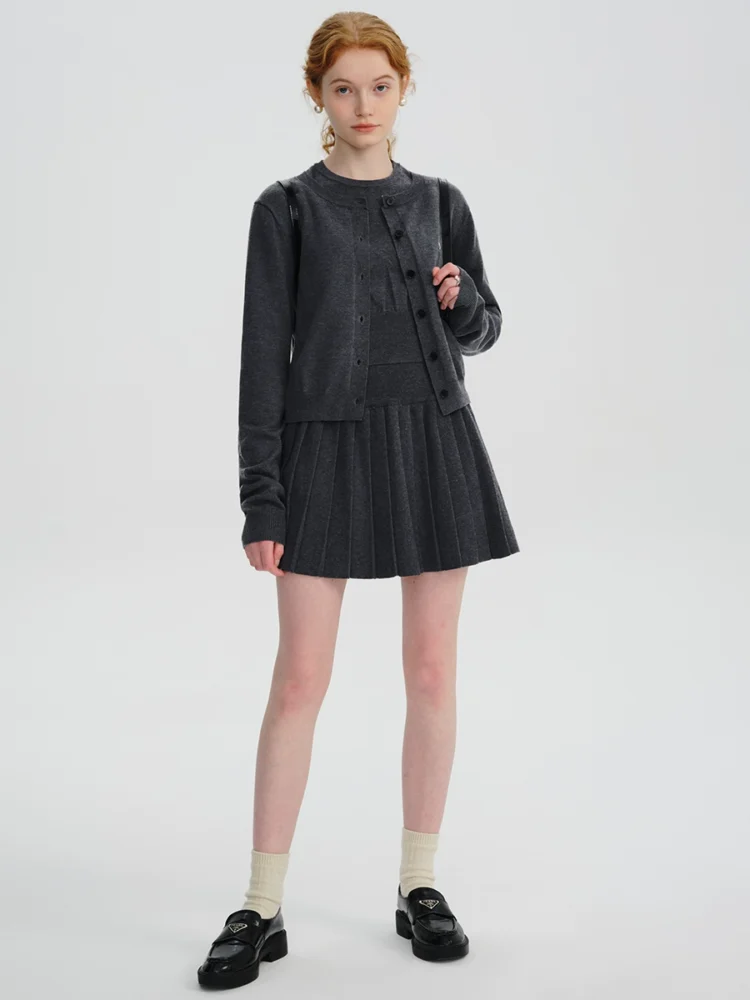 A thin knitted two-piece set for women