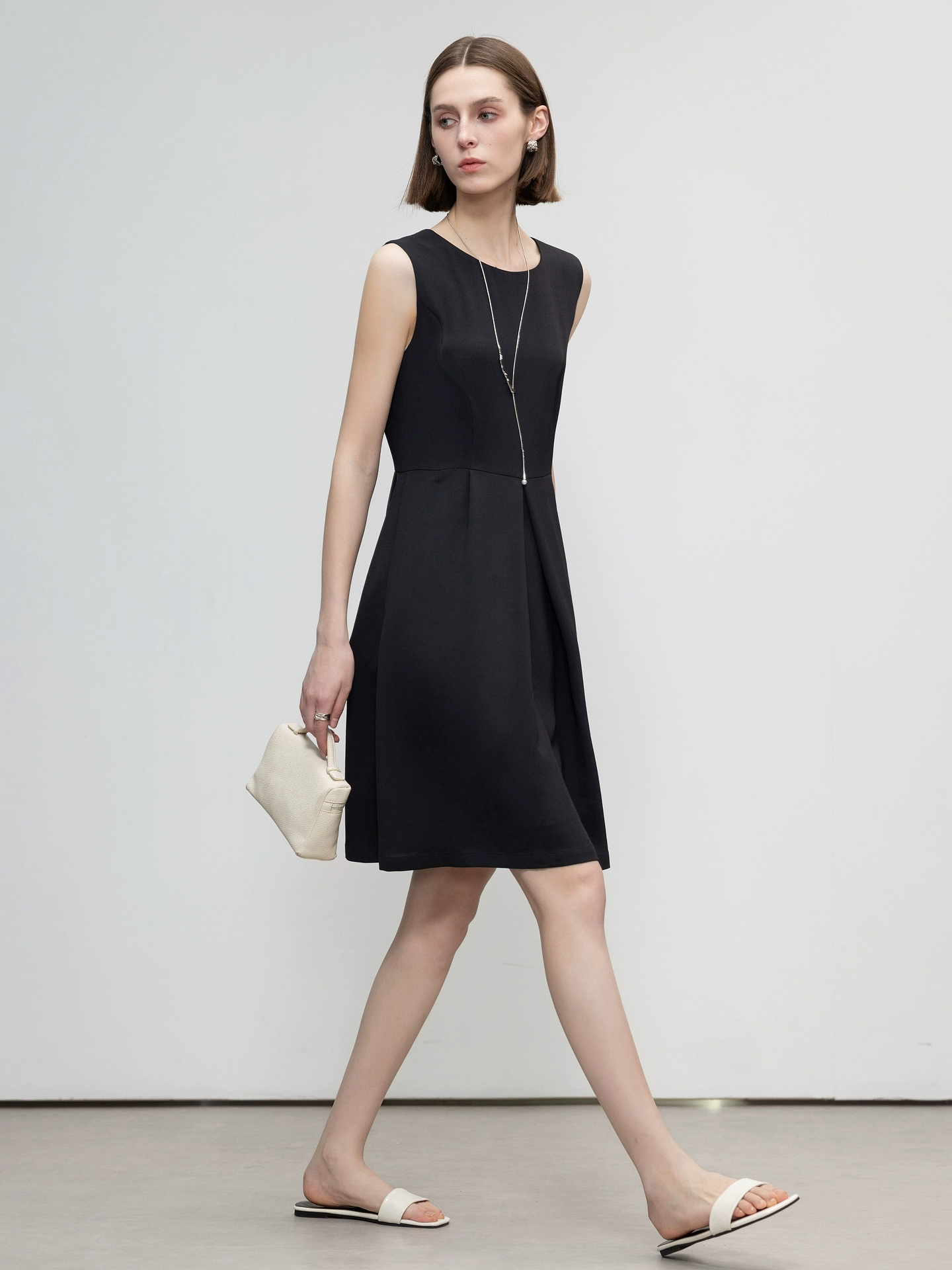 I-shaped pleated mini skirt with a cinched waist