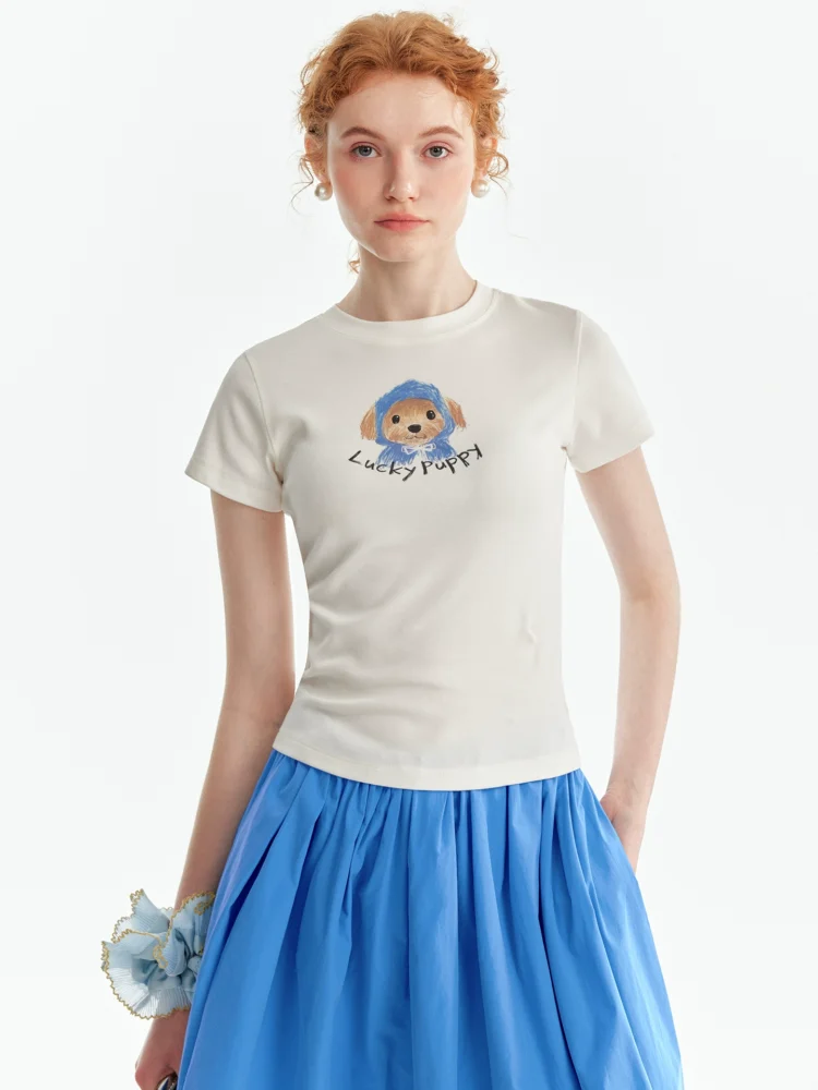 A short-sleeved woman with a puppy print