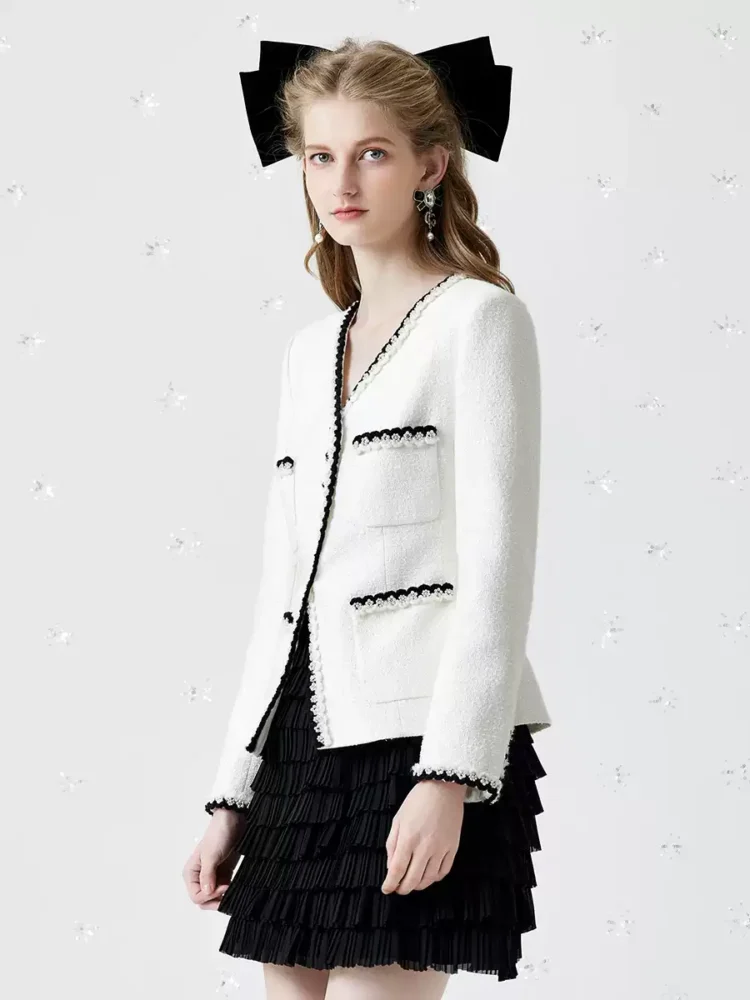 Short coat with contrasting colors and wavy edges
