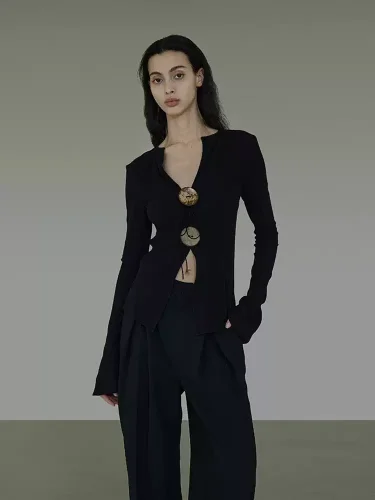 A design sense knitted sweater with a V-neck for women